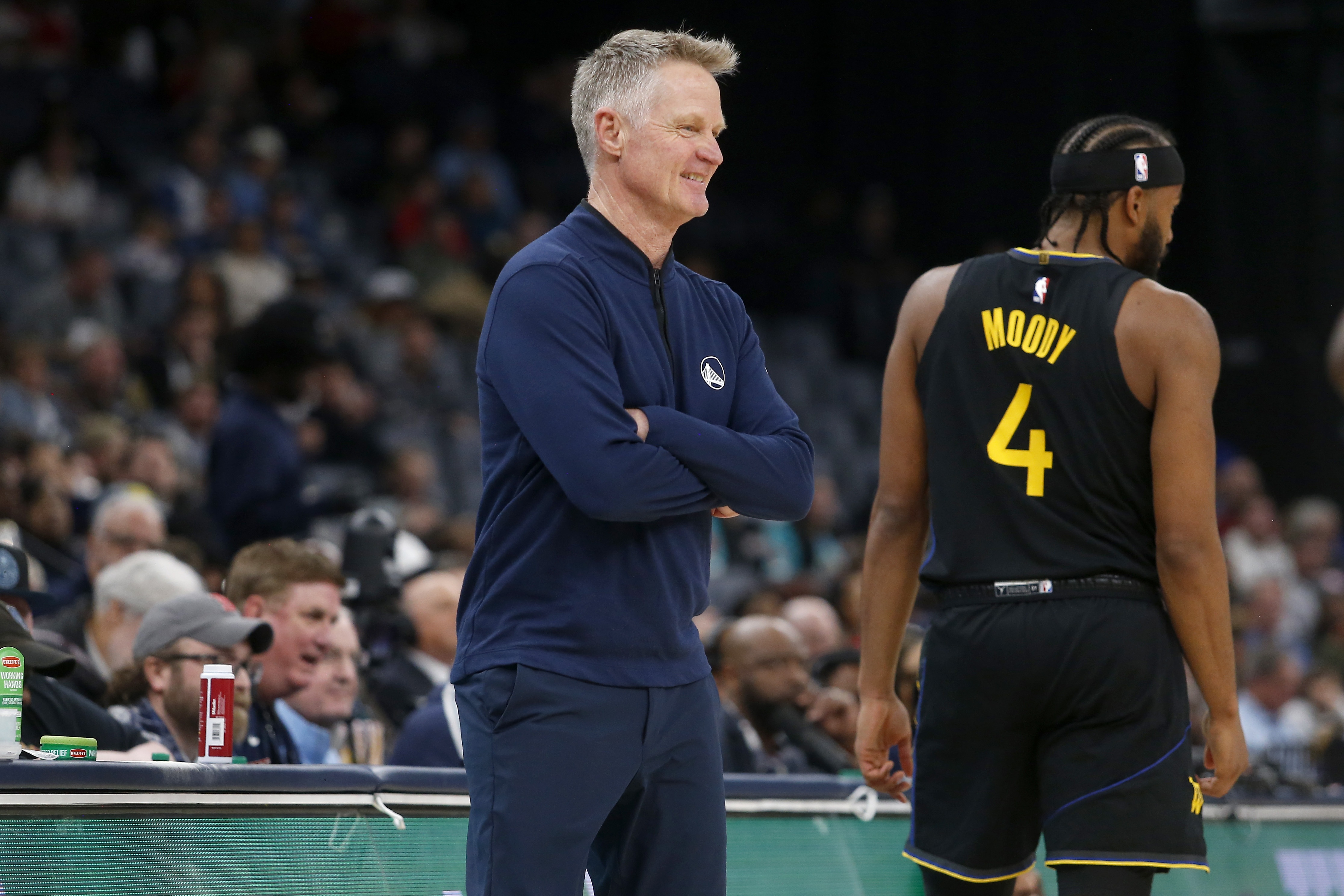 科尔谈穆迪拄拐现身主场:见到他回来非常开心 大伙儿也很兴奋